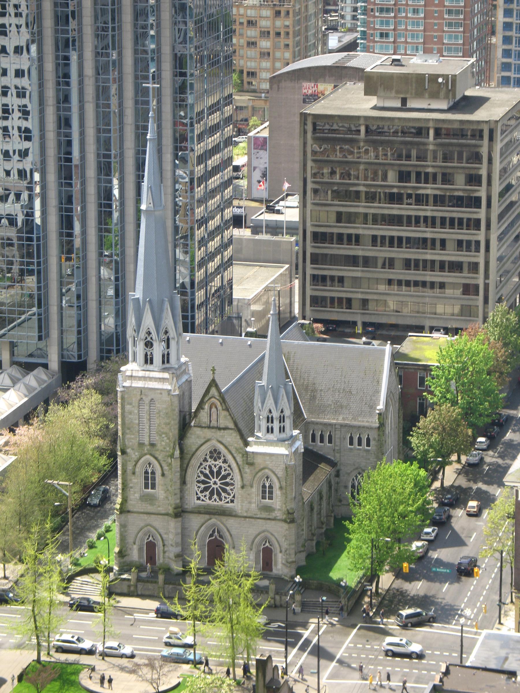 Vista de una de las Iglesias antiguas de Vancouver rodeada de rascacielos